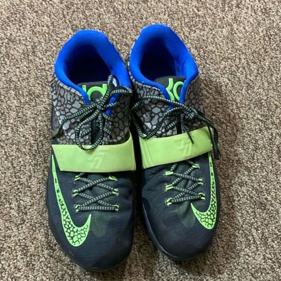 Nike Black and Green Athletic Sneakers with Modern Design - Picture 2 of 5